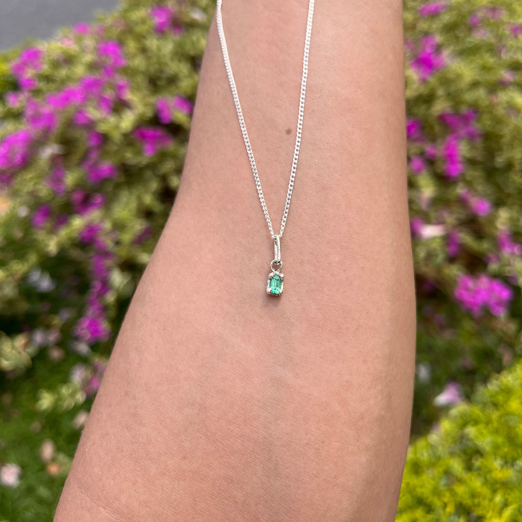 Cadena Minimal Esmeralda