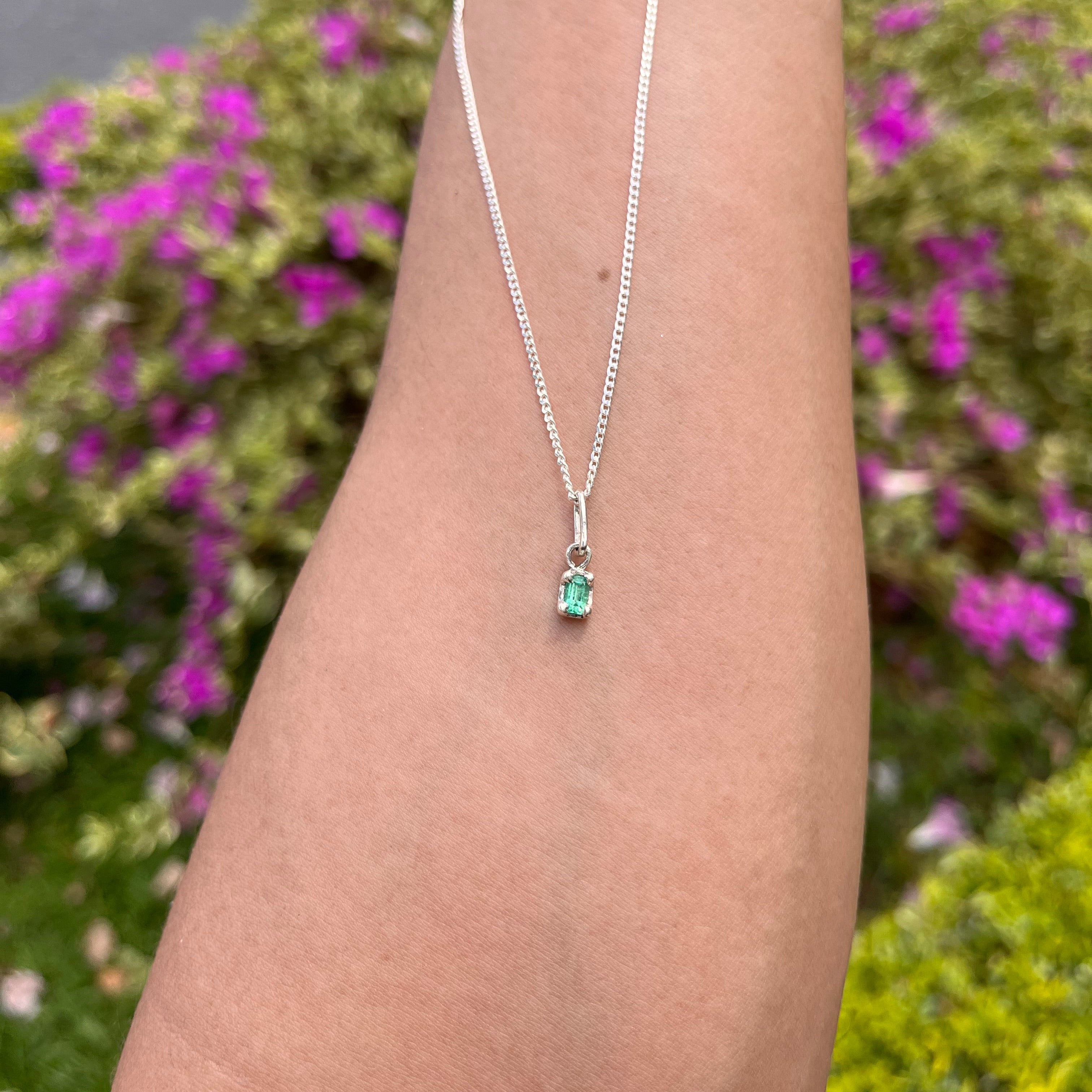 Cadena Minimal Esmeralda