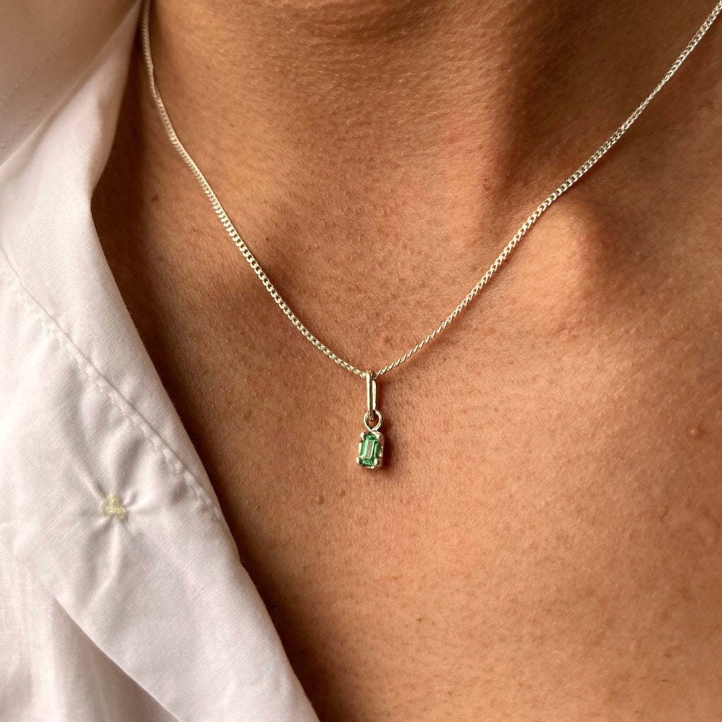 Cadena Minimal Esmeralda