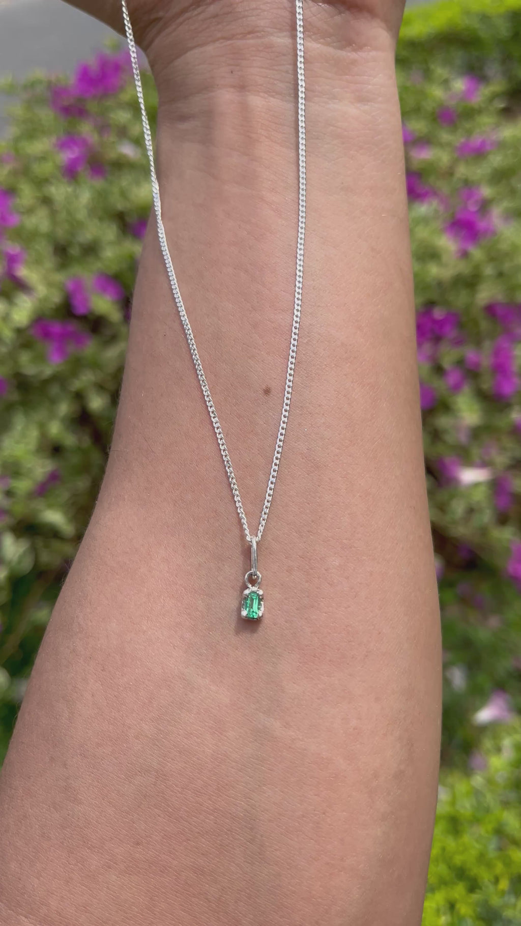 Cadena Minimal Esmeralda